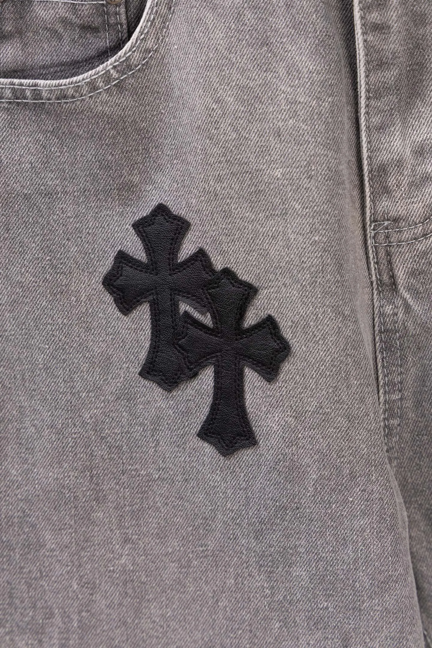 P210 Chromehearts limited edition classic black cross patch leather gray jeans, priced at 34W level, patchwork cross pattern embellishment, washed jeans! ! An absolutely high-end luxury product, a 1.9W-level god-level single product, a super popular product, made by top heavy industry, a magic weapon that cannot be missed! [About Zangyin] This is an extremely luxurious fashion brand that can also be called the aristocracy of the high street. It has always been an exclusive brand for some hipsters or rich second generations. Compared with ordinary high streets, it is more luxurious and noble. Compared with luxury brands, it is more fashionable and individual. It has always been a brand that I have a special liking for. [Top heavy industry fashion design] Consistently high-street luxury style. Speaking of this style, the Zangyin family and GU family are definitely the leading representative brands. Especially the Zangyin family has really achieved a state-of-the-art effect in creating high-street style. The unique washed material is used to create this style. The color system is already quite eye-catching. After it is decorated with patchwork cross flowers, it cleverly highlights the charm of the brand. Secondly, this style uses classic The high-waist cutting design highlights the long legs and fashionable temperament of the upper body. The brand is highly recognizable and the slim fit configuration is more suitable for daily wear. It is a product that interprets personality, fashion, and specifications at a glance. This single product is enough to make any fan excited. It can be a white T-shirt for a youthful college style, or a tight suspender for a royal style. It has strong matching ability and can be easily controlled by men.  [Materials and craftsmanship] Needless to say, this point goes without saying. As an excellent craftsman brand, Zangyin’s requirements for details and craftsmanship are really perfect. The washed color of this model has gone through so many processes, not to mention the embellishment of denim appliques. It is also purely hand-made and sewn. Just like what they believe in, only hand-made things have soul and have the meaning of wear. A top-notch heavy-duty fashionable denim item, I look forward to your perfect interpretation! !  Color: Gray Size: 28-36